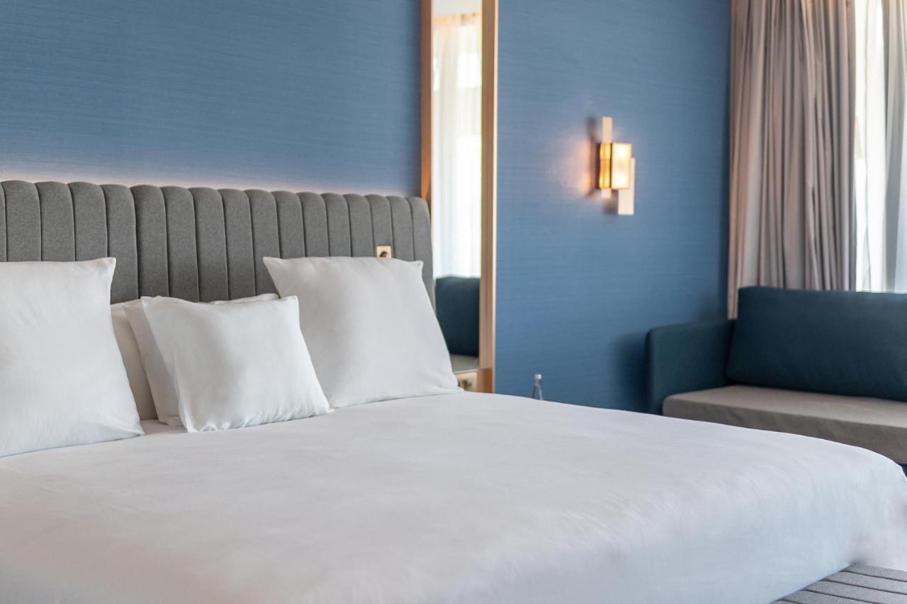 فندق Barcelo Tanger المظهر الخارجي الصورة A bed with three pillows